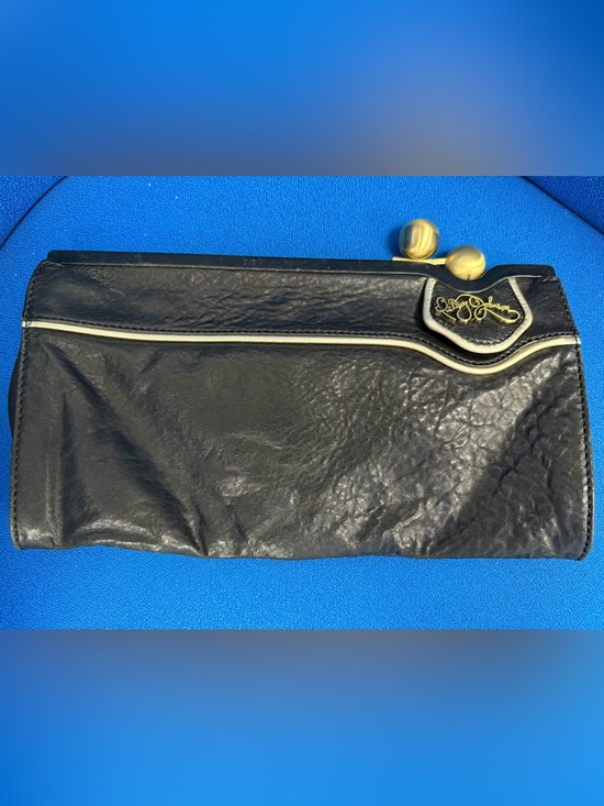 Betsey Johnson Handbags - Vintage Betsy Johnson Kiss-lock leather Runway Clutch. Black leather Rare Y2K